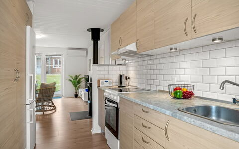 Ineke - 200M from the Sea: Countertop, Keuken, Flooring, Meubilair, Hout, Interieur Ontwerp, Verdieping, Wastafel, Cabinetry, Toestel Van De Keuken