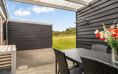 Ineke - 200M from the Sea: Hout, Meubilair, Samengesteld Materiaal, Beits, Deur, Hardwood, Schaduw, Buitenmeubels, Veranda, Siding