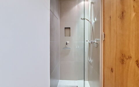 Das Weidach: Flooring, Hout, Loodgieterswerkinrichting, Badkamer, Verdieping, Interieur Ontwerp, Douchekop, Douche, Loodgieter, Douchepaneel