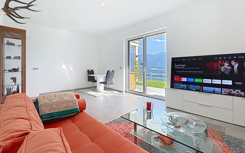Karawanken Panorama: Interieur Ontwerp, Televisie, Meubilair, Woonkamer, Plafond, Televisietoestel, Kamer, Elektronisch Apparaat