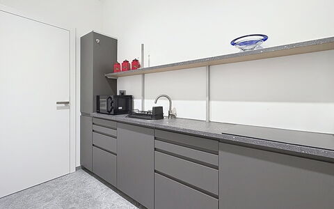 Karawanken Panorama: Cabinetry, Interieur Ontwerp, Keuken, Flooring, Meubilair, Countertop, Lade, Kamer, Stellingen, Toestel Van De Keuken
