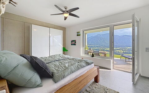 Karawanken Panorama: Interieur Ontwerp, Meubilair, Slaapkamer, Plafond, Flooring, Bed, Hout, Verdieping, Kamer, Verlichting