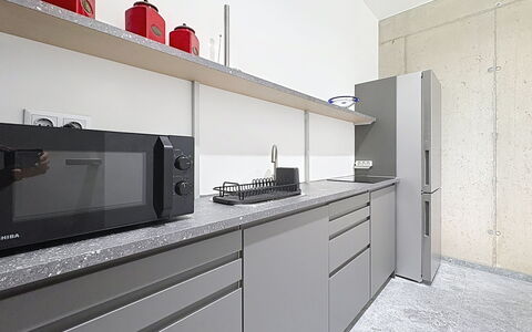 Karawanken Panorama: Keuken, Major Appliance, Toestel Van De Keuken, Countertop, Huishoudapparatuur, Interieur Ontwerp, Cabinetry, Fornuis, Appartement
