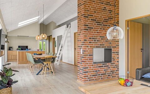 Illona - 200M from the Sea: Muur, Flooring, Hout, Interieur Ontwerp, Meubilair, Plafond, Verdieping, Houten Vloer, Kamer, Huis