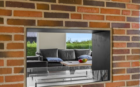 Illona - 200M from the Sea: Steen, Ontwerp, Fotolijst
