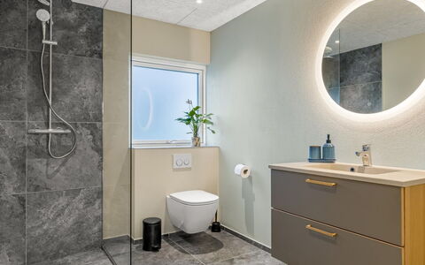 Illona - 200M from the Sea: Flooring, Loodgieterswerkinrichting, Interieur Ontwerp, Verdieping, Badkamer, Badkamerkast, Loodgieter, Plafond, Kraan, Tegel