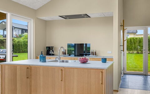 Illona - 200M from the Sea: Keuken, Meubilair, Countertop, Flooring, Toestel Van De Keuken, Hout, Interieur Ontwerp, Cabinetry, Verdieping, Huishoudapparatuur