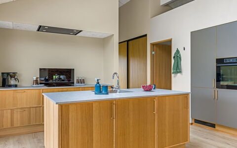 Illona - 200M from the Sea: Hout, Countertop, Keuken, Flooring, Interieur Ontwerp, Toestel Van De Keuken, Cabinetry, Meubilair, Verdieping, Major Appliance