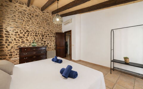Can Toni: Muur, Interieur Ontwerp, Verdieping, Flooring, Plafond, Meubilair, Kamer, Bed, Slaapkamer, Hardwood