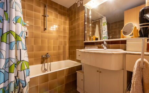 Faro Grande Salou: Badkamer, Loodgieterswerkinrichting, Interieur Ontwerp, Muur, Flooring, Wastafel In De Badkamer, Wastafel, Verdieping, Kraan, Loodgieter