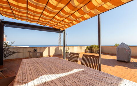Faro Grande Salou: Schaduw, Luifel, Outdoor Structuur, Beits, Eco Hotel, Buitenmeubels, Pergola, Canopy, Ontwerp, Balkon