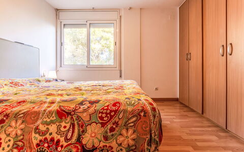 Faro Grande Salou: Bed, Interieur Ontwerp, Meubilair, Slaapkamer, Laken, Muur, Kamer, Verdieping, Bedding, Flooring