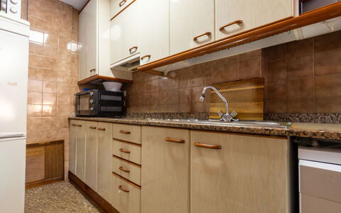Faro Grande Salou: Keuken, Countertop, Cabinetry, Toestel Van De Keuken, Major Appliance, Hout, Flooring, Wastafel, Gootsteen, Loodgieterswerkinrichting