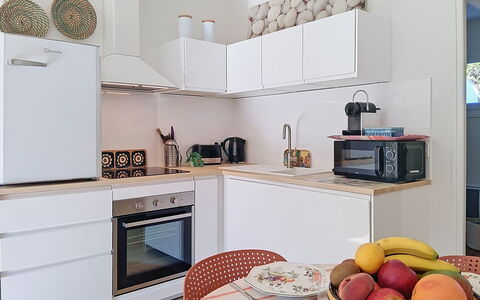 Les Cariatides 8: Toestel Van De Keuken, Meubilair, Keuken, Interieur Ontwerp, Major Appliance, Countertop, Huishoudapparatuur, Cabinetry, Hout, Flooring