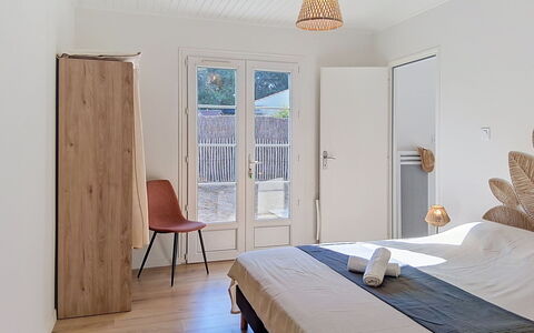 Les Cariatides 8: Meubilair, Interieur Ontwerp, Bed, Slaapkamer, Verdieping, Flooring, Muur, Hout, Laken, Bedding