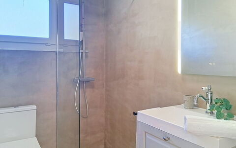 Les Cariatides 8: Badkamer, Loodgieterswerkinrichting, Muur, Flooring, Verdieping, Interieur Ontwerp, Kraan, Spiegel, Loodgieter, Wastafel