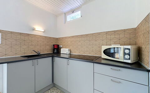 La Bergerie de Portes: Keuken, Flooring, Major Appliance, Countertop, Loodgieterswerkinrichting, Interieur Ontwerp, Verdieping, Toestel Van De Keuken, Kraan, Wastafel