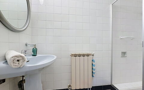 La Bergerie de Portes: Badkamer, Muur, Flooring, Loodgieterswerkinrichting, Interieur Ontwerp, Verdieping, Wastafel In De Badkamer, Tegel, Loodgieter, Kraan