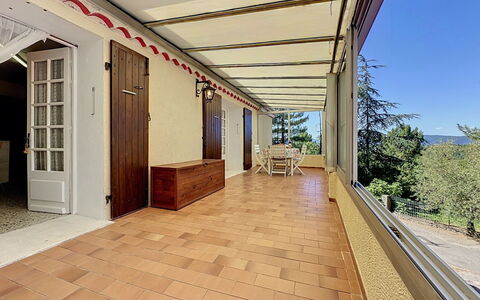 La Bergerie de Portes: Verdieping, Flooring, Schaduw, Plafond, Veranda, Eco Hotel, Beits, Hardwood, Balkon, Daylighting