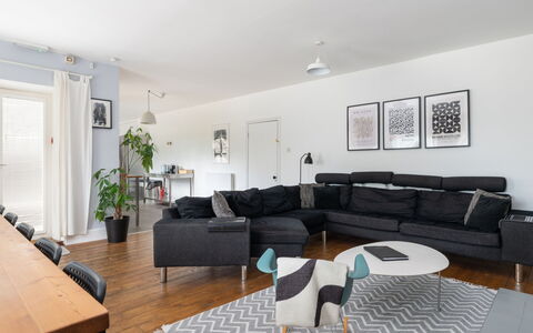 Walltree House: Meubilair, Interieur Ontwerp, Flooring, Bankstel, Verdieping, Hout, Woonkamer, Houten Vloer, Plafond, Kamer