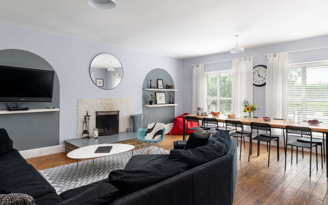 Walltree House: Meubilair, Interieur Ontwerp, Flooring, Verdieping, Muur, Bankstel, Plafond, Hout, Kamer, Woonkamer
