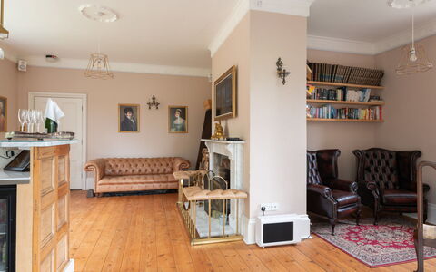 Walltree House: Meubilair, Interieur Ontwerp, Flooring, Verdieping, Muur, Hout, Plafond, Kamer, Houten Vloer, Woonkamer