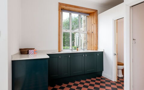 Walltree House: Flooring, Interieur Ontwerp, Muur, Verdieping, Hout, Cabinetry, Keuken, Countertop, Kast, Verlichting