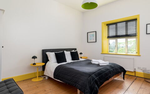 Walltree House: Meubilair, Bed, Interieur Ontwerp, Slaapkamer, Flooring, Verdieping, Bedding, Hout, Laken, Geel