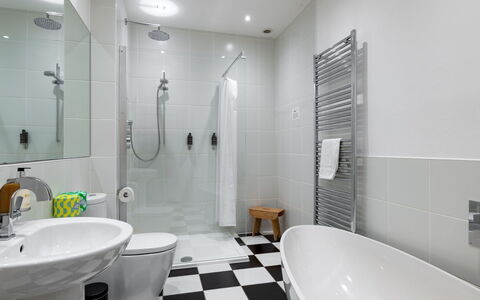 Walltree House: Badkamer, Loodgieterswerkinrichting, Flooring, Wc Bril, Toilet, Verdieping, Interieur Ontwerp, Wastafel, Kraan, Loodgieter