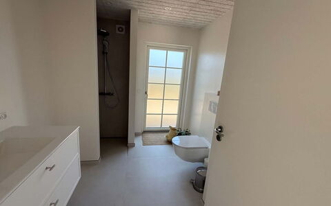Selvi - 500M from the Sea: Flooring, Verdieping, Interieur Ontwerp, Loodgieterswerkinrichting, Plafond, Kamer, Loodgieter, Badkamer, Daylighting