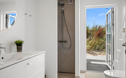 Selvi - 500M from the Sea: Muur, Loodgieterswerkinrichting, Flooring, Verdieping, Badkamer, Interieur Ontwerp, Loodgieter, Plafond, Kraan, Wastafel