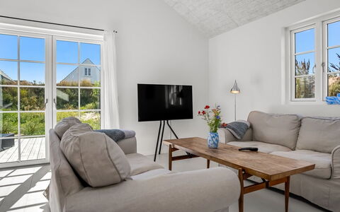 Selvi - 500M from the Sea: Bankstel, Meubilair, Flooring, Interieur Ontwerp, Woonkamer, Verdieping, Plafond, Kamer, Huis
