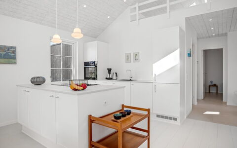 Selvi - 500M from the Sea: Flooring, Interieur Ontwerp, Verdieping, Plafond, Hout, Meubilair, Lichte Inrichting, Houten Vloer, Keuken, Appartement