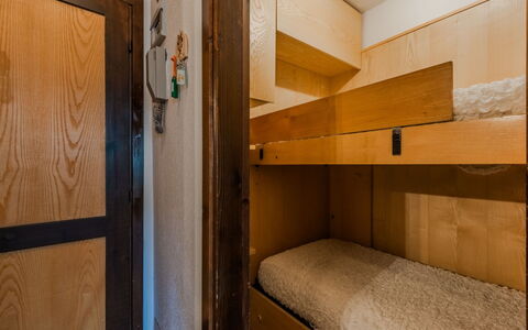Presanella: Muur, Hout, Verdieping, Flooring, Bruin, Beits, Slaapkamer, Kamer, Bed, Stapelbed