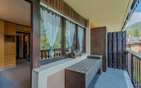 Presanella: Hout, Plafond, Interieur Ontwerp, Beits, Hardwood, Schaduw, Balkon, Daylighting, Woonkamer, Penthouse