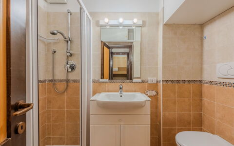 Presanella: Badkamer, Wastafel In De Badkamer, Loodgieterswerkinrichting, Wastafel, Interieur Ontwerp, Flooring, Toilet, Verdieping, Kraan, Spiegel