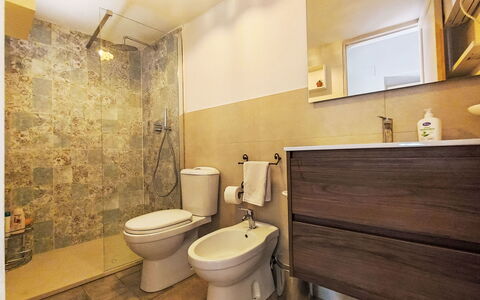 Il Giardino di Lara: Wc Bril, Badkamer, Toilet, Wastafel In De Badkamer, Flooring, Loodgieterswerkinrichting, Wastafel, Verdieping, Interieur Ontwerp, Kraan