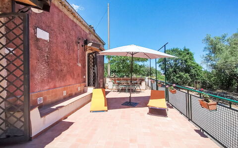 Il Giardino di Lara: Muur, Deur, Ijzer, Balkon, Bloempot, Steen, Stoel, Kamerplant, Schaduw, Beits