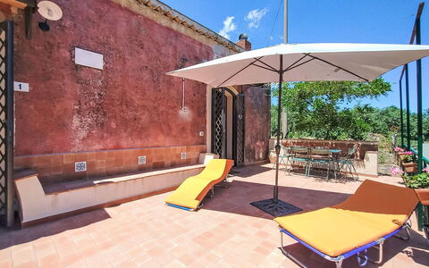 Il Giardino di Lara: Muur, Deur, Buitenmeubels, Stoel, Schaduw, Balkon, Buitentafel, Beits, Hacienda, Kamerplant