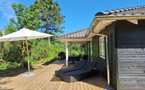 Ethil - 600M from the Sea: Hout, Dak, Huis, Huis, Siding, Verblijf, Veranda, Buitenmeubels, Dek, Schaduw
