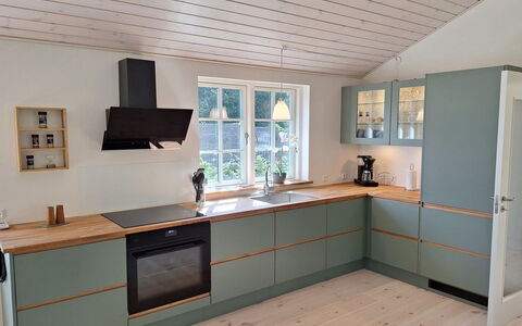 Ethil - 600M from the Sea: Flooring, Hout, Verdieping, Houten Vloer, Interieur Ontwerp, Cabinetry, Beits, Laminaatvloer, Keuken, Hardwood