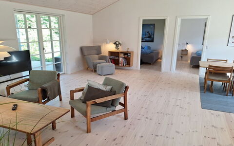 Ethil - 600M from the Sea: Meubilair, Flooring, Verdieping, Hout, Houten Vloer, Stoel, Interieur Ontwerp, Huis, Tafel, Woonkamer