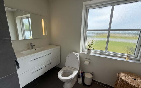 Eeske - 4Km from the Sea: Loodgieterswerkinrichting, Loodgieter, Verdieping, Badkamer, Wc Bril, Toilet, Kraan, Wastafel, Bidet, Tegel