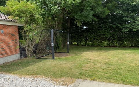 Eeske - 4Km from the Sea: Struik, Tuin, Gazon, Schaduw, Backyard, Landscaping, Werf, Hek, Oprit
