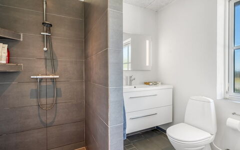 Eeske - 4Km from the Sea: Flooring, Loodgieterswerkinrichting, Badkamer, Verdieping, Interieur Ontwerp, Toilet, Wc Bril, Loodgieter, Wastafel, Tegel
