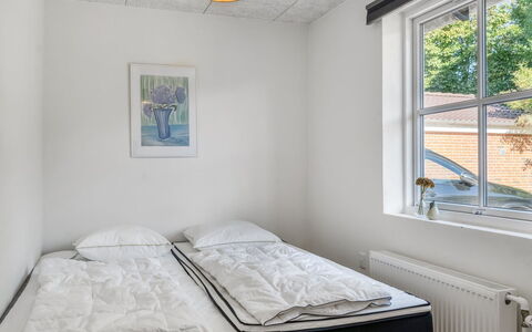 Eeske - 4Km from the Sea: Muur, Slaapkamer, Bed, Plafond, Verdieping, Interieur Ontwerp, Flooring, Laken, Bedding, Bed Frame