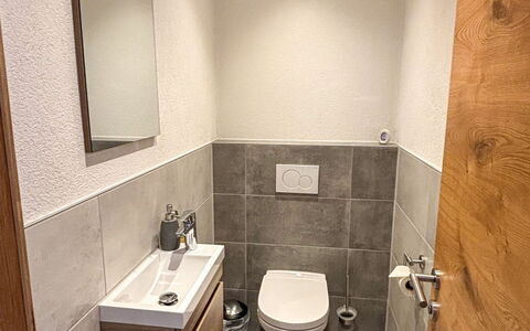 Apartment Bergkristall: Flooring, Verdieping, Loodgieterswerkinrichting, Toilet, Wc Bril, Badkamer, Interieur Ontwerp, Loodgieter, Tegel