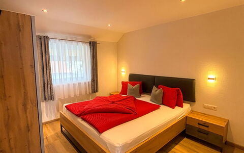 Apartment Bergkristall: Interieur Ontwerp, Meubilair, Bed, Hout, Slaapkamer, Flooring, Plafond, Verdieping, Kamer, Laken