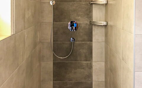 Apartment Bergkristall: Badkamer, Loodgieterswerkinrichting, Muur, Flooring, Verdieping, Douchekop, Douche, Interieur Ontwerp, Loodgieter, Tegel