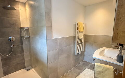 Apartment Bergkristall: Flooring, Verdieping, Interieur Ontwerp, Loodgieterswerkinrichting, Badkamer, Loodgieter, Kamer, Tegel, Toilet, Kraan